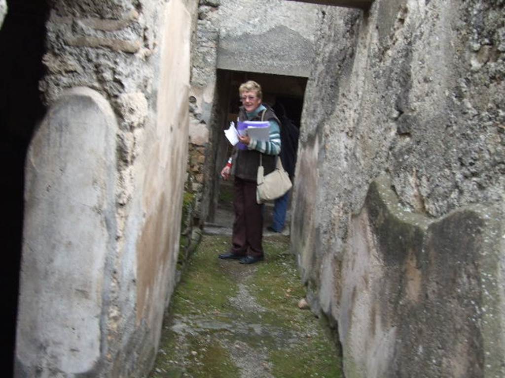I.7.19 Pompeii. December 2006. Looking east along corridor towards pseudoperistyle. The doorway to the cubiculum is on the extreme left, and the doorway to the kitchen and small garden area is on the left of centre.