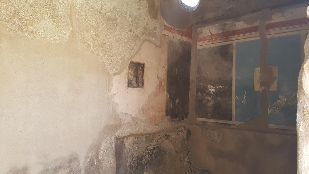 I.7.19 Pompeii. August 2023.
Looking through doorway towards north-east corner of cubiculum on north side of corridor. Photo courtesy of Maribel Velasco.