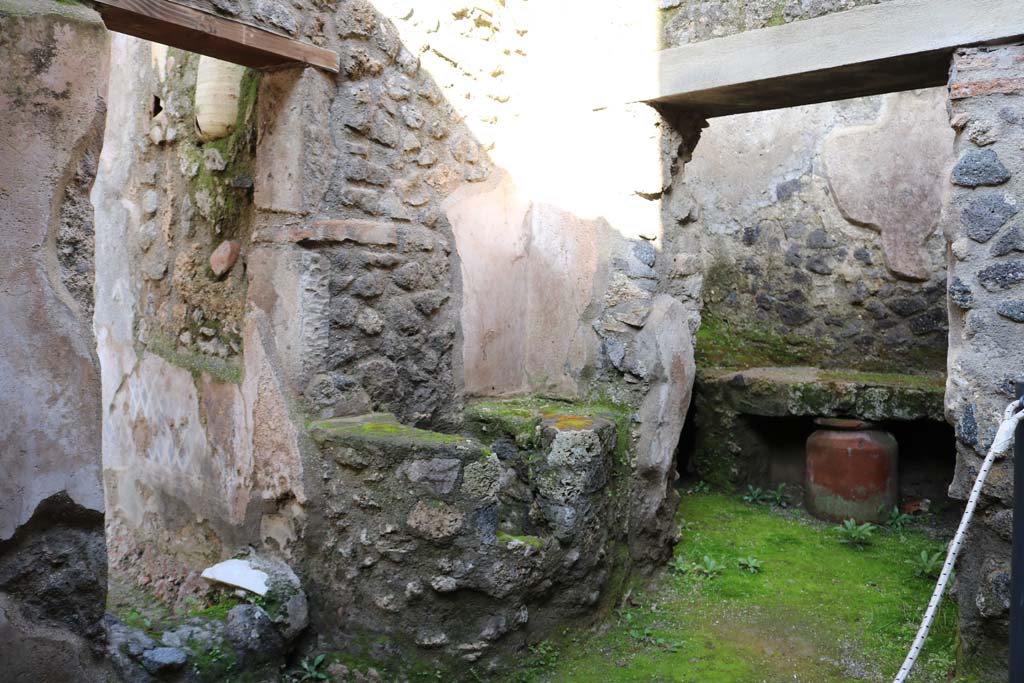 I.7.19 Pompeii. December 2018. Looking north-east into small room on north side of corridor.
On the left is the small doorway to the garden area at rear of the tablinum, on the right is the doorway to the kitchen area.
Photo courtesy of Aude Durand.