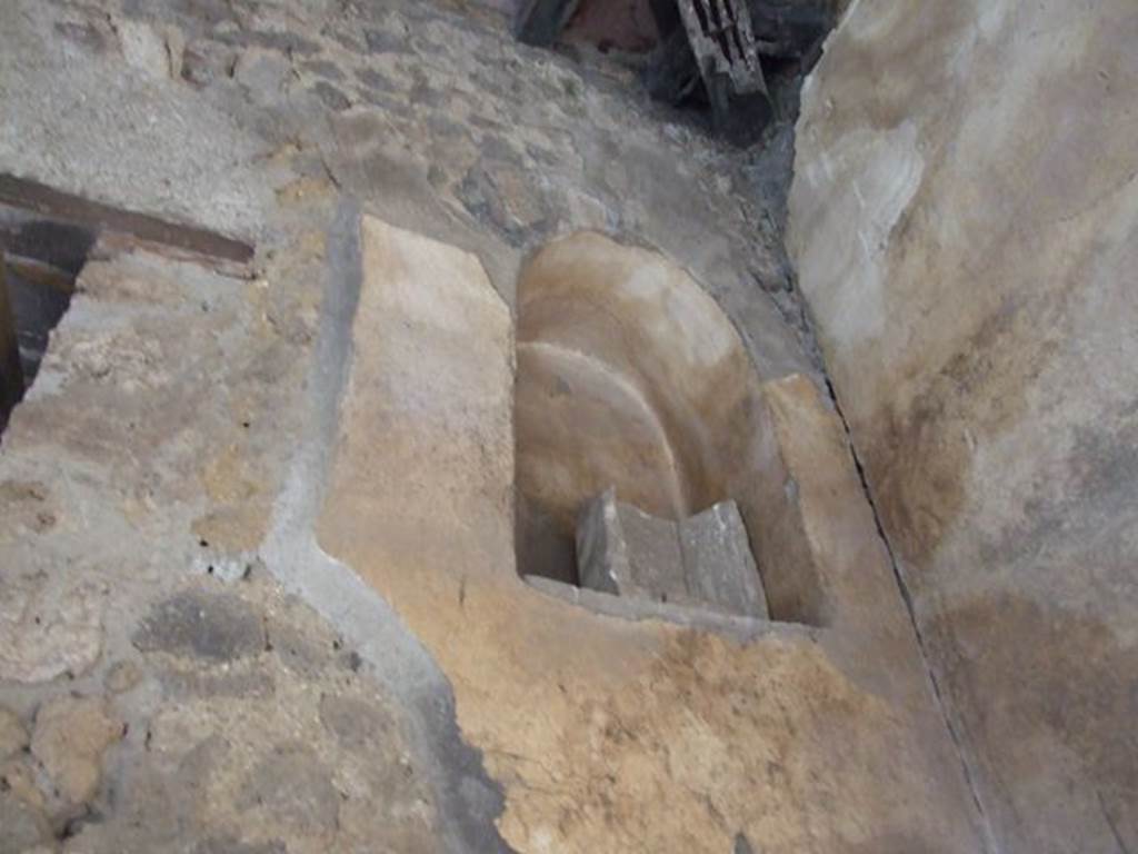 I.7.19 Pompeii. December 2006. North wall of garden area, upper niche on east side of steps to I.7.12. According to Boyce, the upper niche contained the remains of a wooden box, in which were found two figurines – A marble statuette of Venus, broken into two pieces and badly preserved. The nude Venus was standing with her right arm resting on a pilaster, her face turned to the left. A terracotta figure of a woman reclining upon a couch, in her right hand she held a patera umbilicata. A serpent glides towards her, its body stretched over the left side of the couch. Not. Scavi, 1929, 371, with photo of statuette of the reclining figure. See Boyce G. K., 1937. Corpus of the Lararia of Pompeii. Rome: MAAR 14. (p.26, no.42)