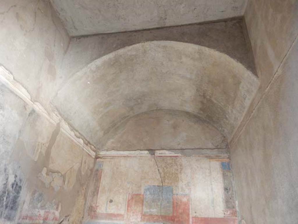 I.7.19 Pompeii. May 2017. Vaulted ceiling at east end of cubiculum.
Photo courtesy of Buzz Ferebee.
