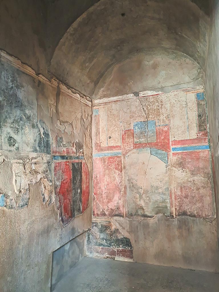 I.7.19 Pompeii. September 2024.
Looking towards bed recess in north-east corner and east wall of cubiculum. Photo courtesy of Giuseppe Ciaramella.