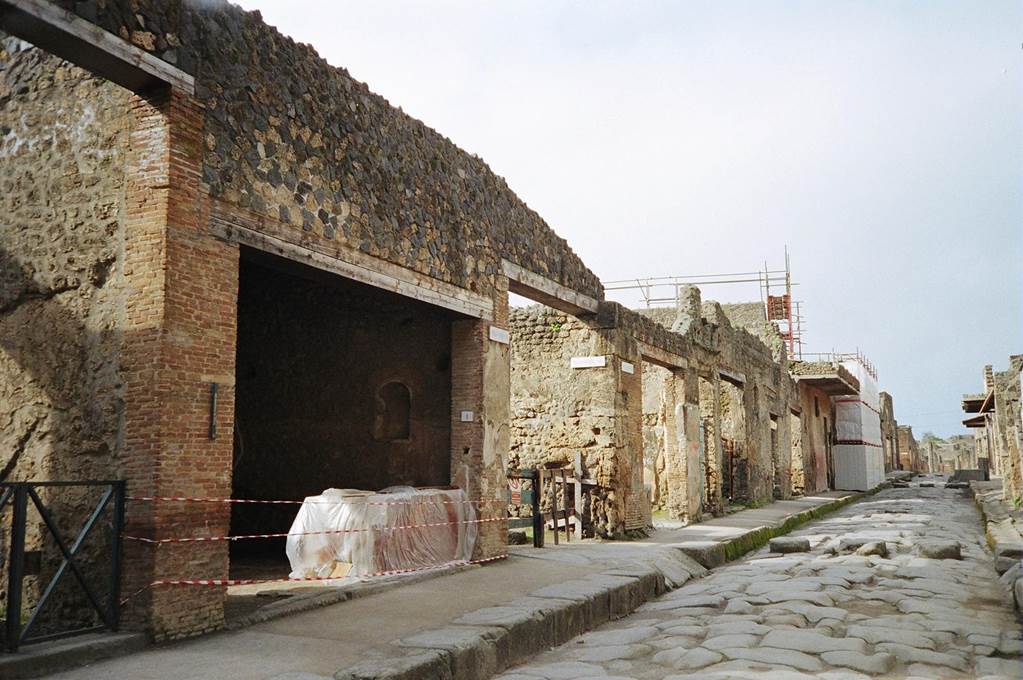 I.8.1 Pompeii. March 2010. Entrance on Via dell’Abbondanza, looking west. Photo courtesy of Rick Bauer.
