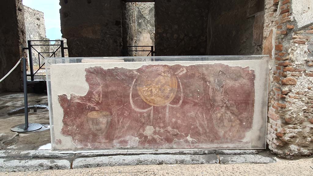 I.8.1 Pompeii. July 2021. Looking south towards decorated shop counter.
Foto Annette Haug, ERC Grant 681269 DÉCOR.
