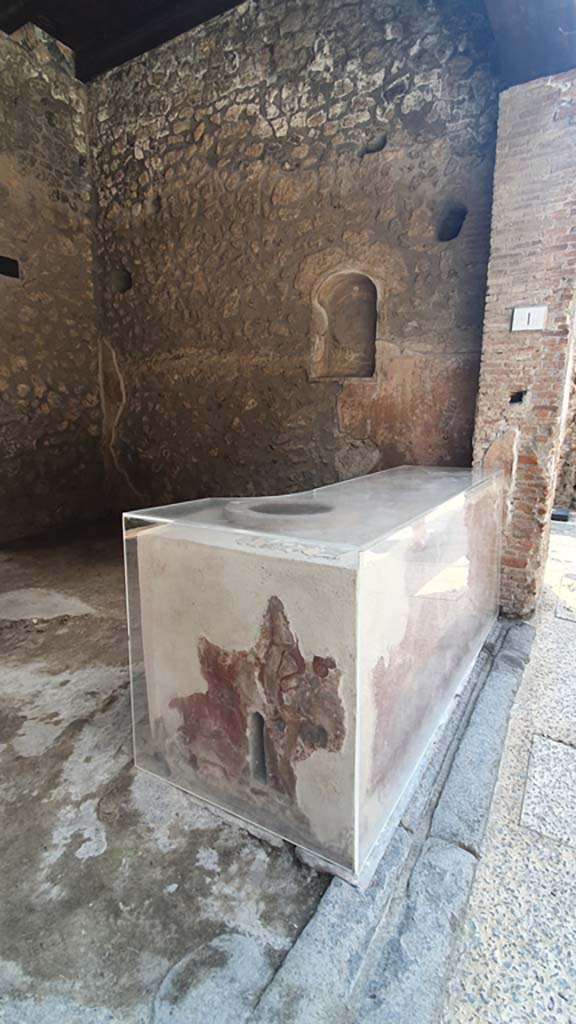 I.8.1 Pompeii. July 2021. Looking west along counter and sill or threshold.
Foto Annette Haug, ERC Grant 681269 DÉCOR.
