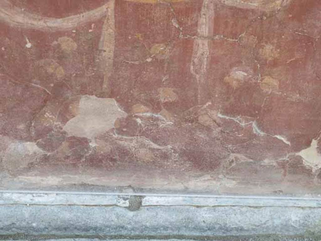 I.8.1 Pompeii. May 2010.  Painted decoration on lower part of centre of counter front.