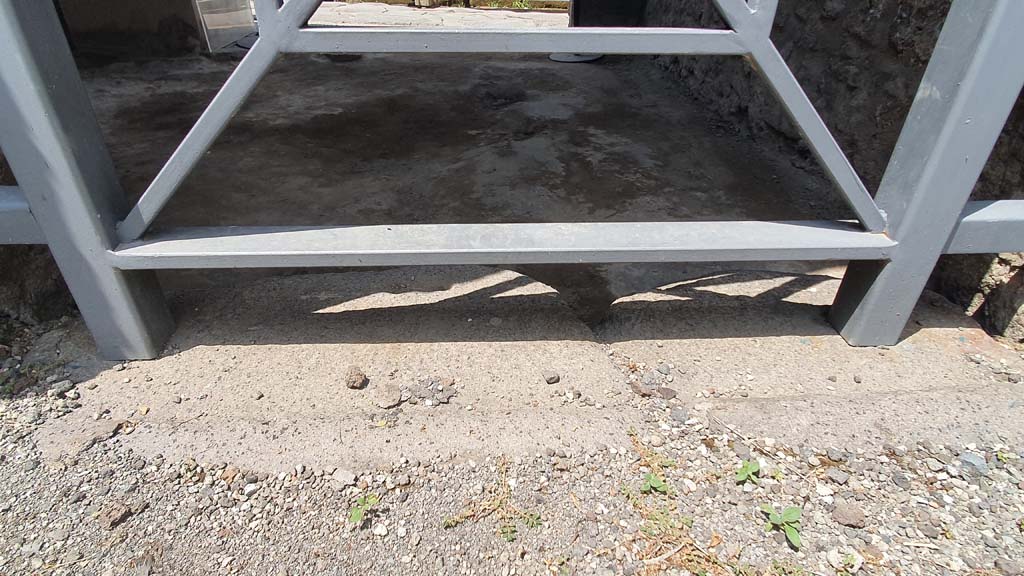 I.8.1/2 Pompeii. July 2021. Doorway threshold from atrium of I.8.2, into I.8.1, looking north across flooring in shop-room.
Foto Annette Haug, ERC Grant 681269 DÉCOR.
