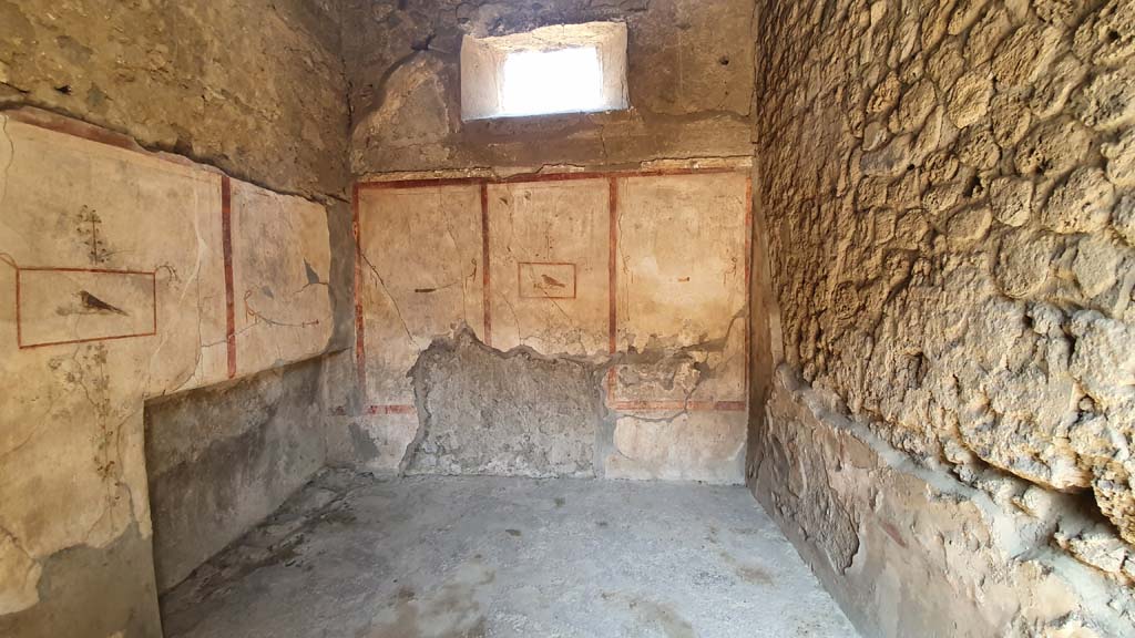 I.8.8 Pompeii. July 2021. Room 4, looking east across cubiculum from doorway.
Foto Annette Haug, ERC Grant 681269 DÉCOR.
