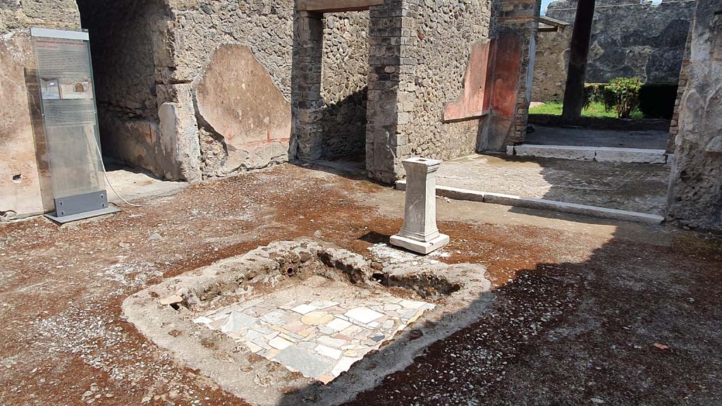 I.8.8 Pompeii. July 2021. 
Looking south-east across atrium towards doorway to cubiculum 4, on left, corridor 6, in centre, and tablinum 5, on right.
Foto Annette Haug, ERC Grant 681269 DÉCOR.
