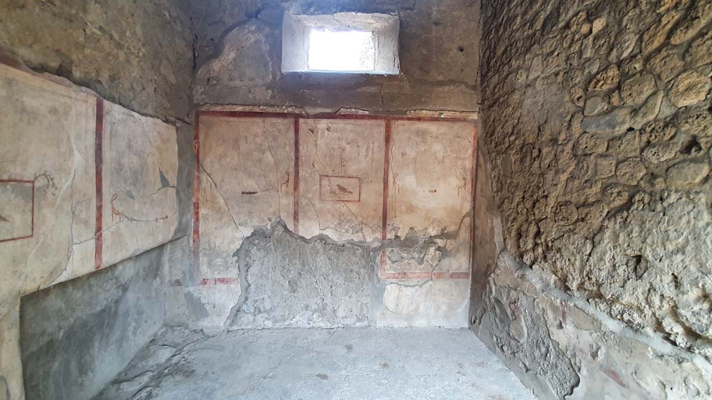 I.8.8 Pompeii. July 2021. Room 4, looking towards east wall from doorway.
Foto Annette Haug, ERC Grant 681269 DÉCOR.
