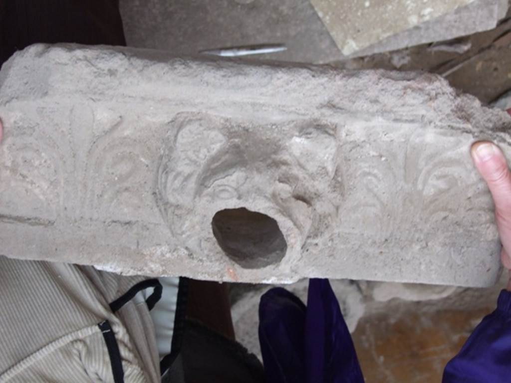 I.8.14 Pompeii. December 2007. Room 9, room in north-east corner. Sima or Grondaia with bear or lion’s head?