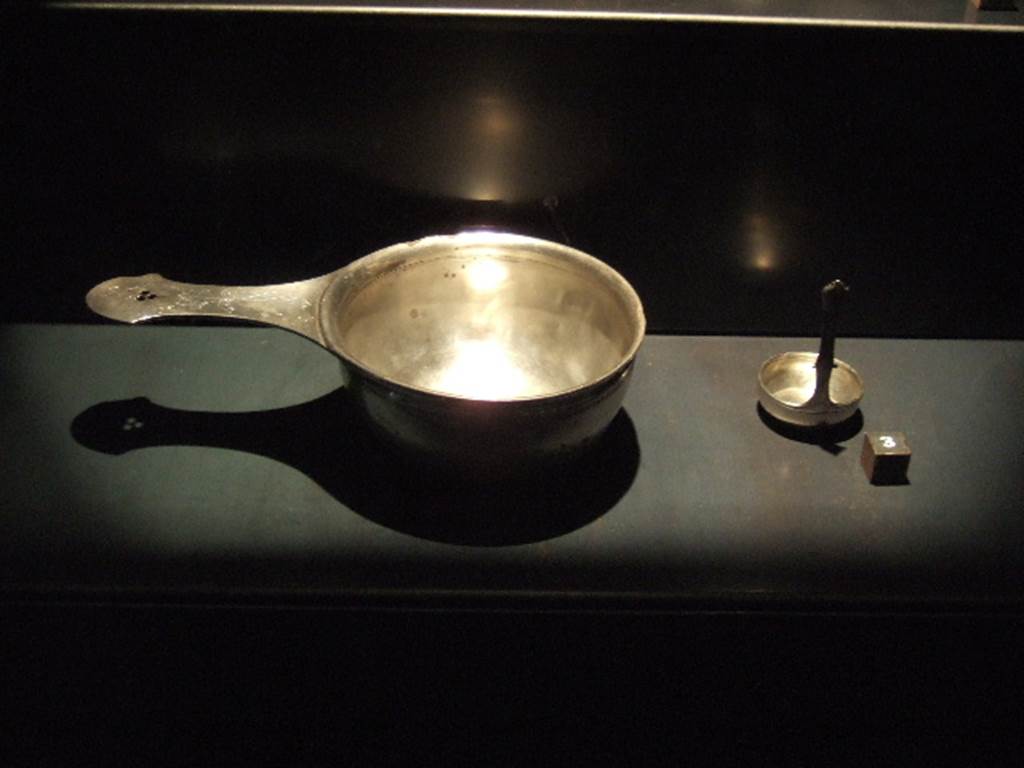 I.8.14 Pompeii. Silver found in the vestibule, probably kept in a wooden box. Patera, SAP inventory number 7481, and simpulum, SAP inventory number 7483. See Guzzo, P. (A cura di), 2006. Argenti a Pompei. Milano, Electa. (p. 148).