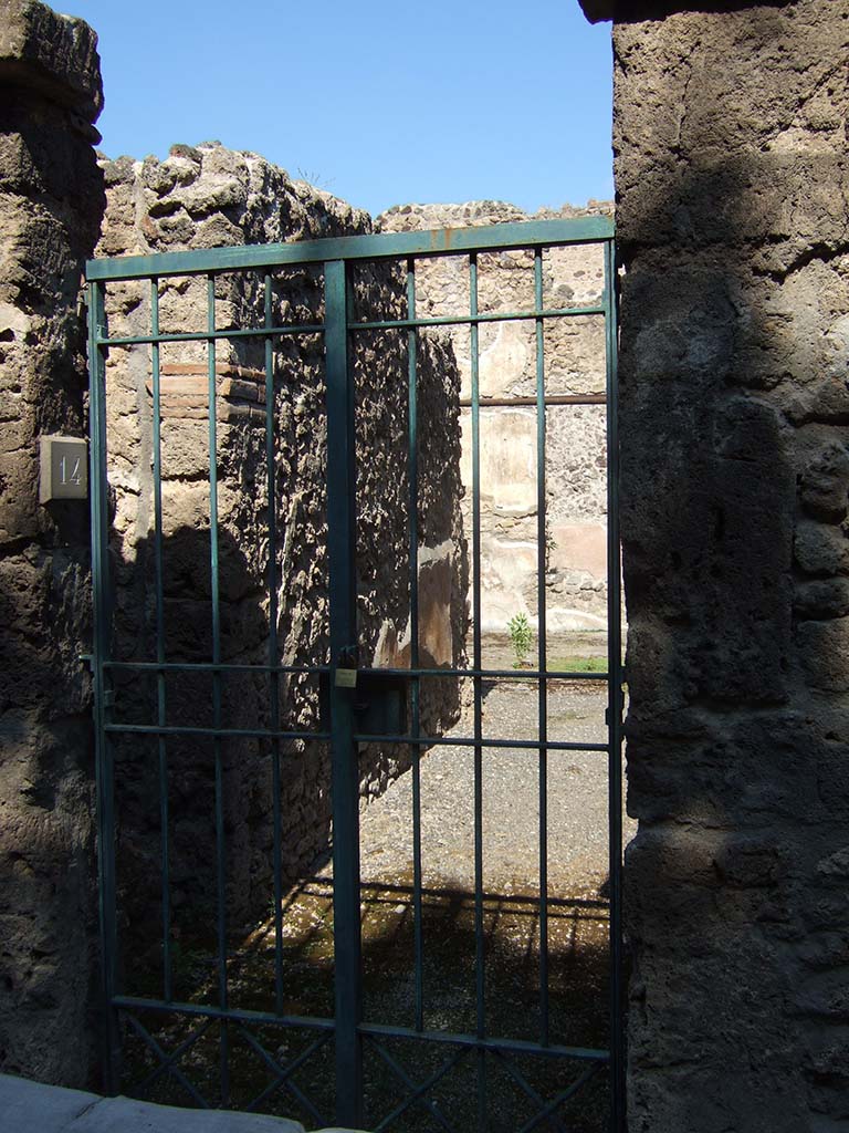 I.8.14 Pompeii. September 2005. Looking north through entrance doorway towards room 1, fauces.
According to Della Corte, an electoral recommendation was found on the right of the entrance -
(M. Epidius) Primus r(ogat)    [CIL IV 7209, note this is the number on page 327, but it should read CIL IV 7299.
Three amphorae were also found inside, with the name – M. Epidi Primi    [CIL IV, 9519-9521]
See Della Corte, M., 1965.  Case ed Abitanti di Pompei. Napoli: Fausto Fiorentino. (p. 327-8)

According to Epigraphik-Datenbank Clauss/Slaby (See www.manfredclauss.de), these read as -

L(ucium)  Caecilium 
IIvir(um) 
Primus  r(ogat)          [CIL IV 7299] 

M(arci)  Epidi  Primi 
/ 
C() Pla() 
/ 
"GR" 
/ 
XXXV              [CIL IV 9519]

C() Cli() 
TXXpcia 
VXXXCII 
CCCLXXX 
/ 
P() C() P() XX 
P() P() XXC 
M(arci) Epidi Primi 
/ 
XX 
XXIX 
/ 
"GR"               [CIL  IV 9520]

P(ondo) VIII 
/
P(ondo) LIII p(ondo) VIII 
P PXLV 
M(arci)  E(pidi)  Pr(imi     [CIL IV 9521]

