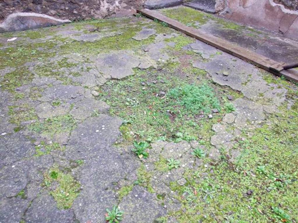 I.8.14 Pompeii. December 2007. Room 2, atrium floor with site of tufa impluvium with moulded edge.
