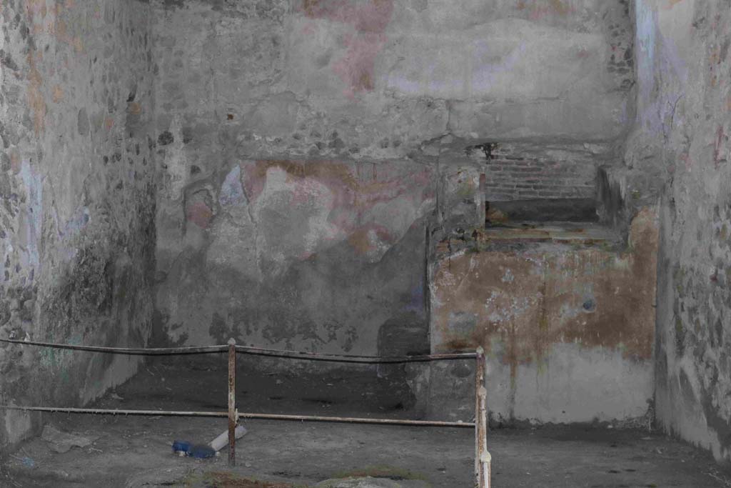 I.8.15-16 Pompeii. December 2018. Looking north to kiln, and painted decoration on north wall. Photo courtesy of Aude Durand.