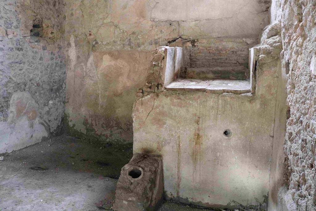 I.8.15-16 Pompeii. December 2018. Looking towards kiln, and painted decoration on north wall. Photo courtesy of Aude Durand.
