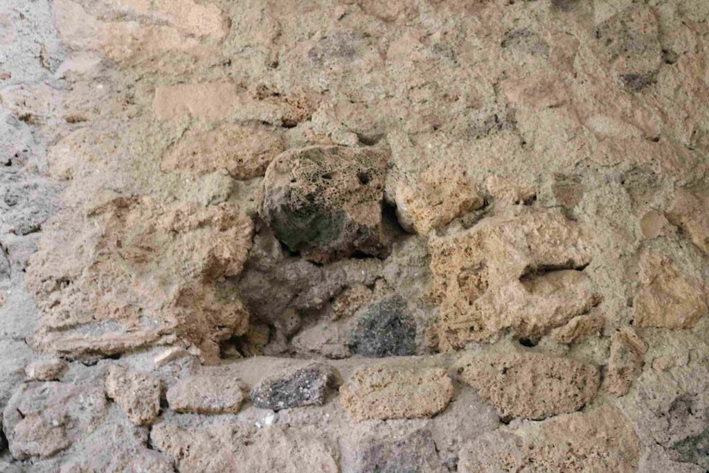 I.8.15-16 Pompeii. December 2018. Niche on west wall. Photo courtesy of Aude Durand.

