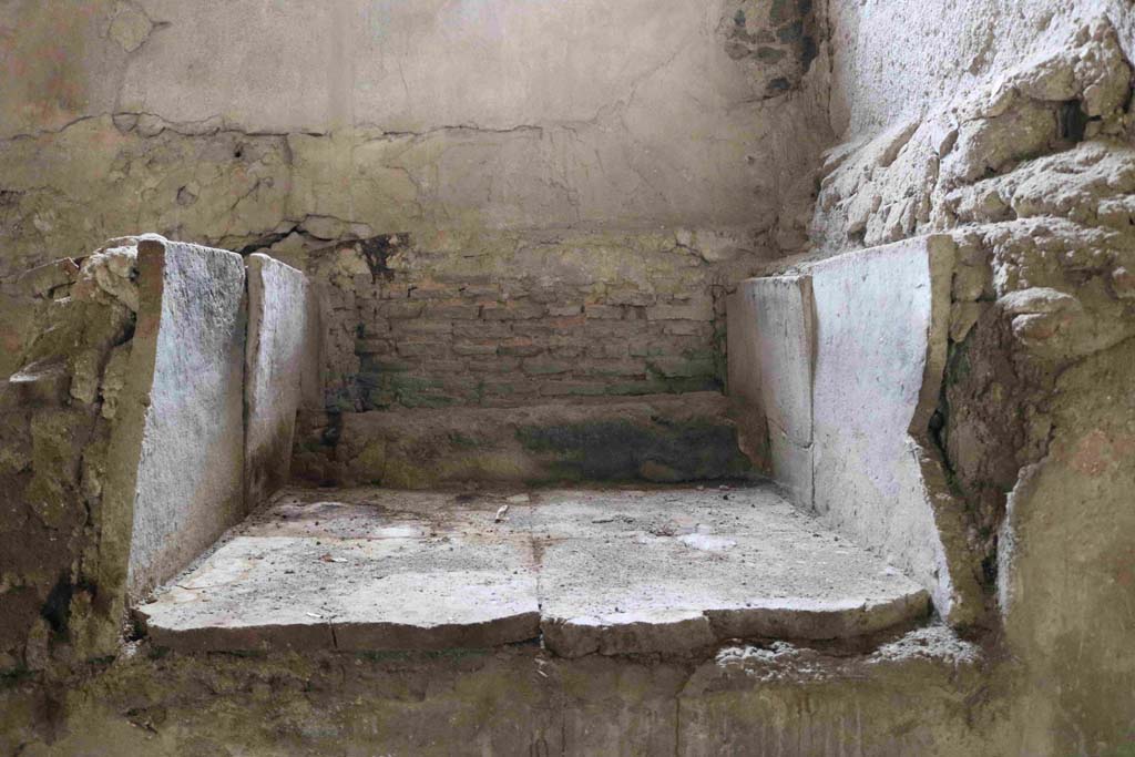 I.8.15-16 Pompeii. December 2018. Top of kiln. Photo courtesy of Aude Durand.

