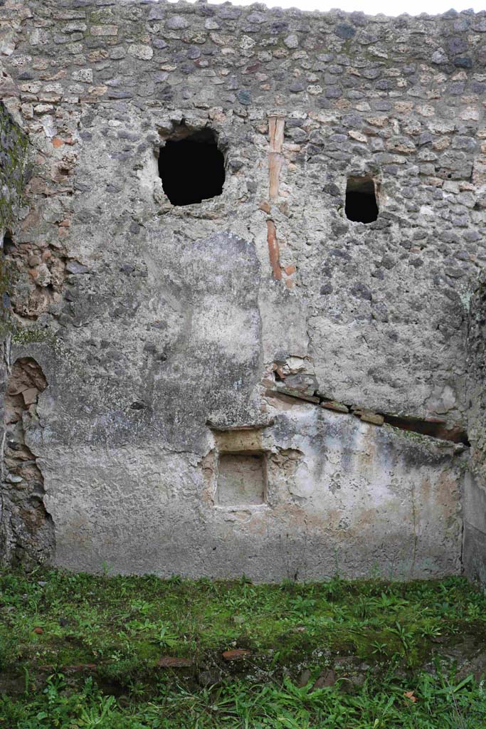 I.8.16 Pompeii. December 2018. Upper south wall with downpipe. Photo courtesy of Aude Durand.