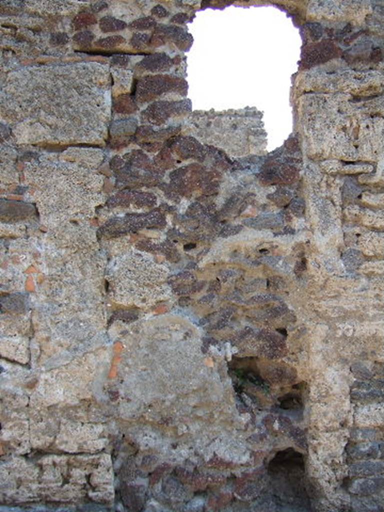 Front wall between I.8.17 and I.8.16 on Vicolo dell Efebo.  September 2005.