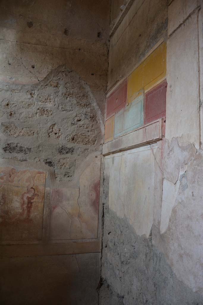 I.8.17 Pompeii. March 2019. Room 15, north-east corner of alcove.
Foto Annette Haug, ERC Grant 681269 DÉCOR.
