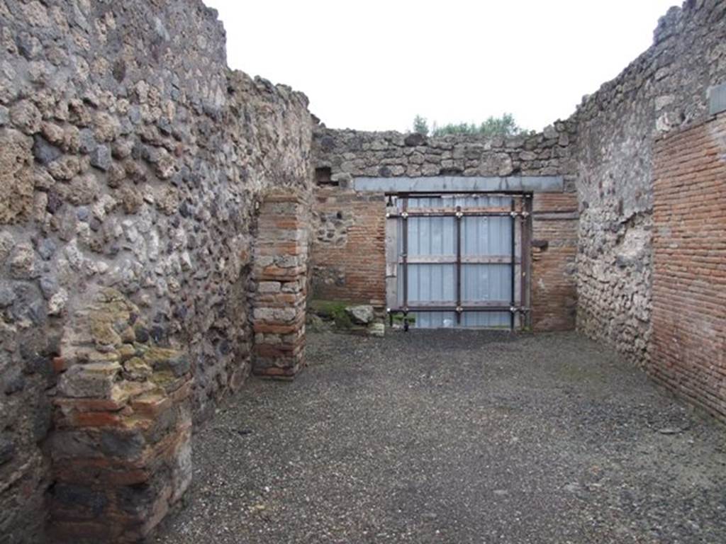 I.8.17 Pompeii.  December 2007.  Looking east along north side of peristyle 17 to rear entrance at I.8.11.