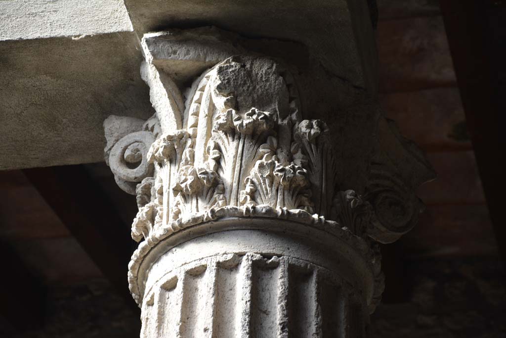 I.8.17 Pompeii. March 2019. Room 3, detail of capital at top of columns near compluvium in atrium.
Foto Annette Haug, ERC Grant 681269 DÉCOR.
