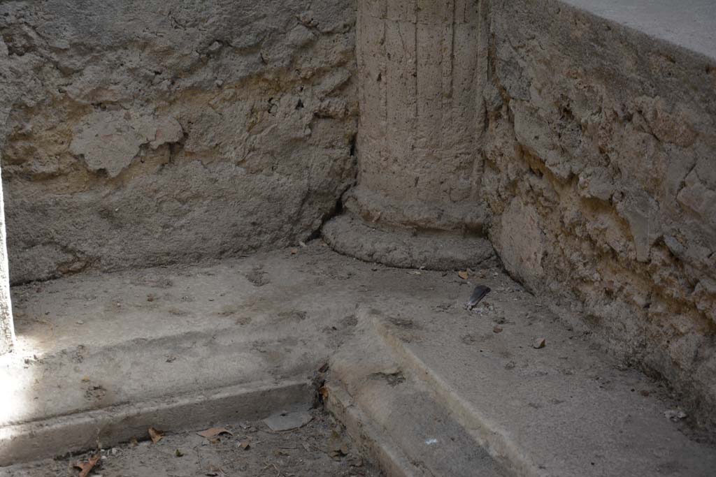I.8.17 Pompeii. March 2019. Atrium 3, south-east corner of impluvium. 
Foto Annette Haug, ERC Grant 681269 DÉCOR.
