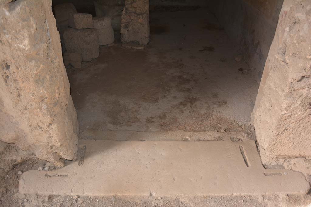 I.8.17 Pompeii. March 2019. Room 4, doorway threshold, looking west from atrium.
Foto Annette Haug, ERC Grant 681269 DCOR.
