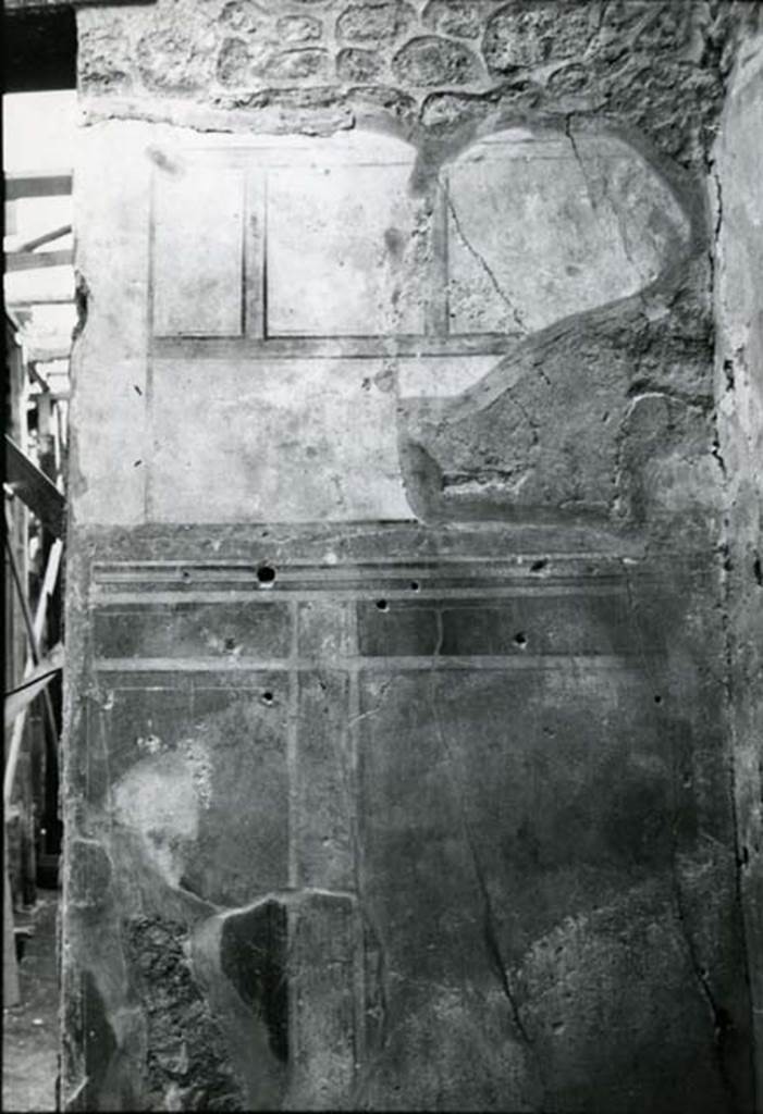 I.8.17 Pompeii. 1975. Room 4. Casa dei Quattro Stili, cubiculum S of entrance, E wall in SE corner.  Photo courtesy of Anne Laidlaw.
American Academy in Rome, Photographic Archive. Laidlaw collection _P_75_2_18.
