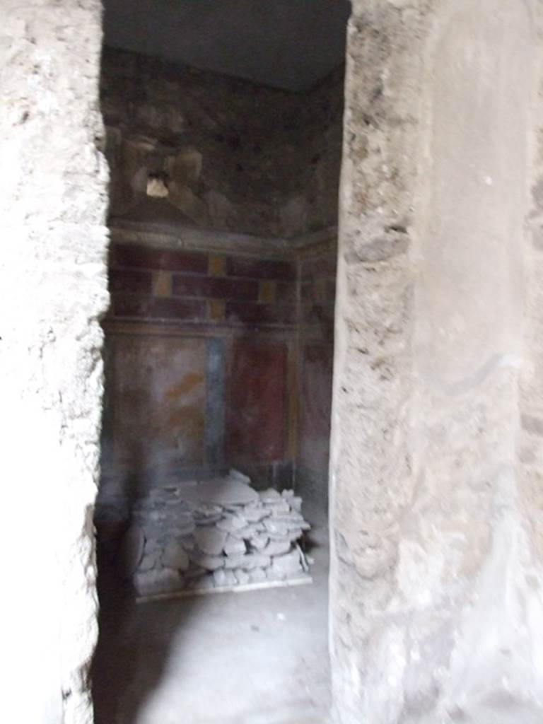 I.8.17 Pompeii. December 2007. Room 5, cubiculum in north-east corner of atrium. Doorway.
