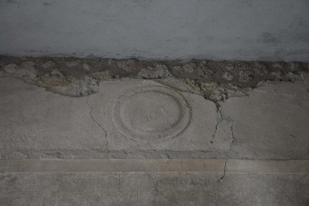 I.8.17 Pompeii. March 2019. Room 12, stucco shield in upper west wall.
Foto Annette Haug, ERC Grant 681269 DCOR.
