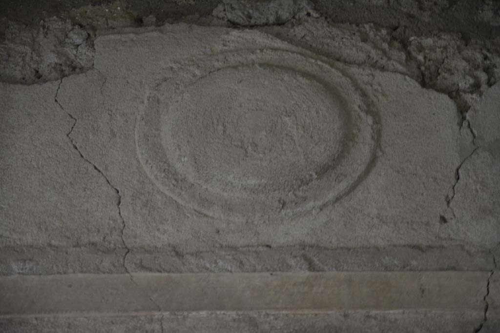 I.8.17 Pompeii. March 2019. Room 12, detail of stucco shield on west wall.
Foto Annette Haug, ERC Grant 681269 DCOR.

