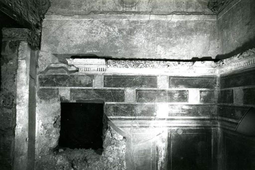 .8.17 Pompeii. 1972. Room 12. Casa dei Quattro Stili, 3rd room left of atrium, W wall.  Photo courtesy of Anne Laidlaw.
American Academy in Rome, Photographic Archive. Laidlaw collection _P_72_14_22. 
