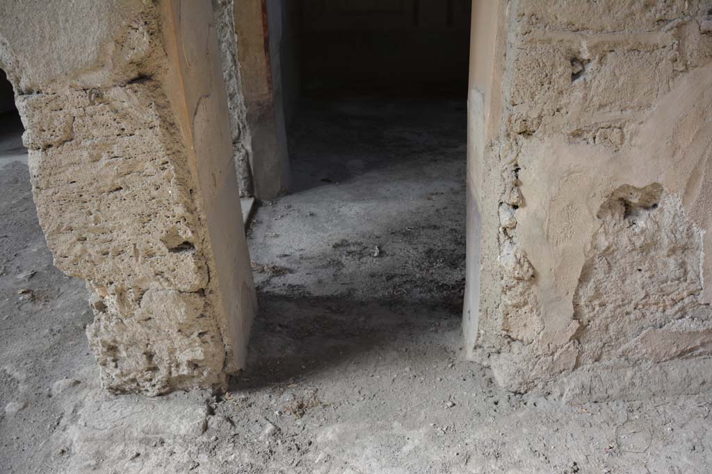 I.8.17 Pompeii. March 2019. Room 13, detail of doorway in west wall of ala, into cubiculum, room 14.
Foto Annette Haug, ERC Grant 681269 DÉCOR.

