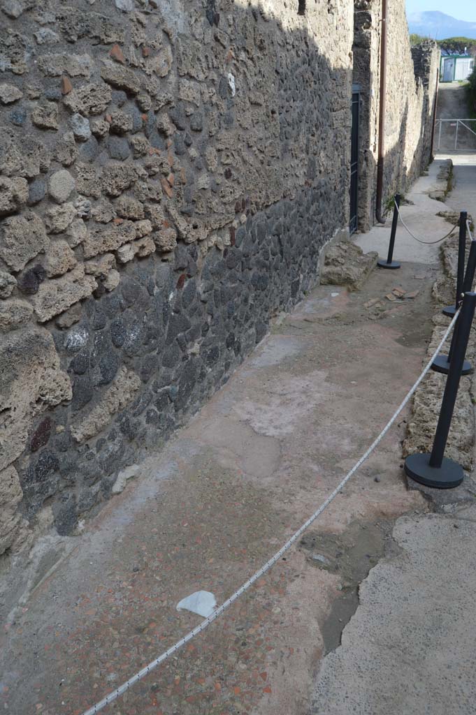 I.8.17 Pompeii. March 2019. Looking south along pavement towards doorway.
Foto Taylor Lauritsen, ERC Grant 681269 DÉCOR.
