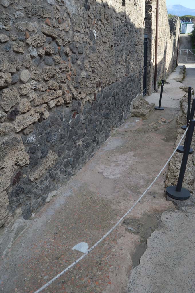 I.8.17 Pompeii. March 2019. Looking south along pavement towards doorway.
Foto Taylor Lauritsen, ERC Grant 681269 DCOR.
