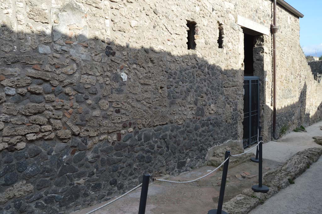 I.8.17 Pompeii. March 2019. Looking south along pavement towards entrance doorway.
Foto Taylor Lauritsen, ERC Grant 681269 DÉCOR.
