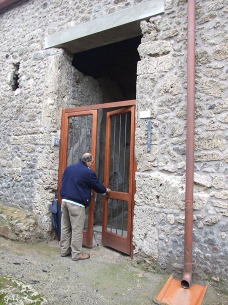 I.8.17 Pompeii. December 2007. Entrance on Vicolo dell’ Efebo.