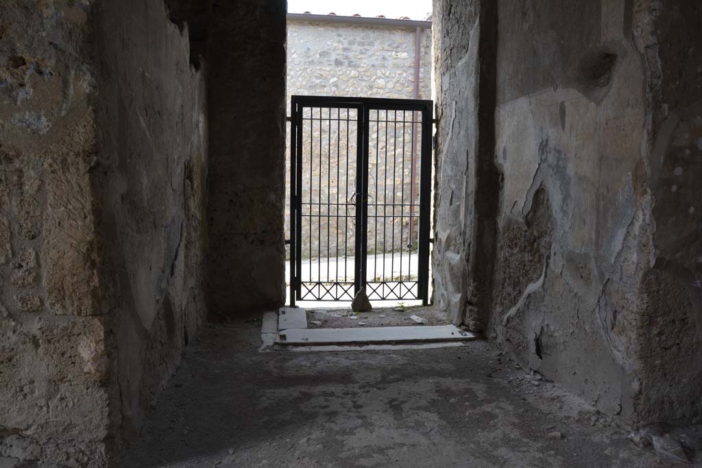 I.8.17 Pompeii. March 2019. Looking west to entrance doorway with north wall of vestibule 2, on right. 
Foto Annette Haug, ERC Grant 681269 DCOR.
