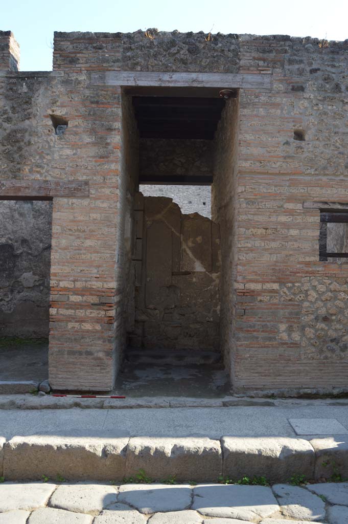 I.9.1 Pompeii. October 2017. 
Looking towards entrance doorway on south side of Via dellAbbondanza.
Foto Taylor Lauritsen, ERC Grant 681269 DCOR.
