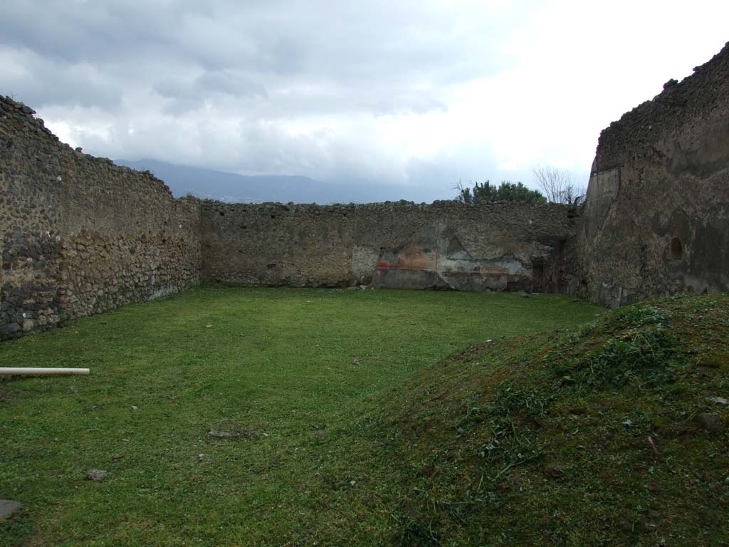 I.9.3 Pompeii. March 2009. Room 6, looking south across garden area.
The remains of the garden painting on a large white middle panel were found in the south-west corner but are now no longer visible.
See Jashemski, W. F., 1993. The Gardens of Pompeii, Volume II: Appendices. New York: Caratzas. Page 395, Number 155, Fig 482.