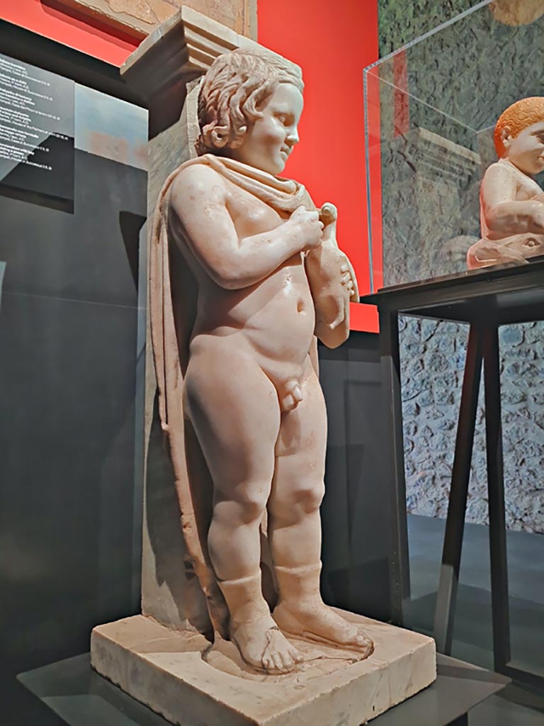 I.9.3 Pompeii. March 2024. Monopodium with boy holding a goose, marble Ist century AD.
(Monopodio con fanciullo che regge un’oca, marmo I sec d.C.)
On display in exhibition “L’altra Pompei, vite comuni all’ombra del Vesuvio”.
Photo courtesy of Giuseppe Ciaramella.
