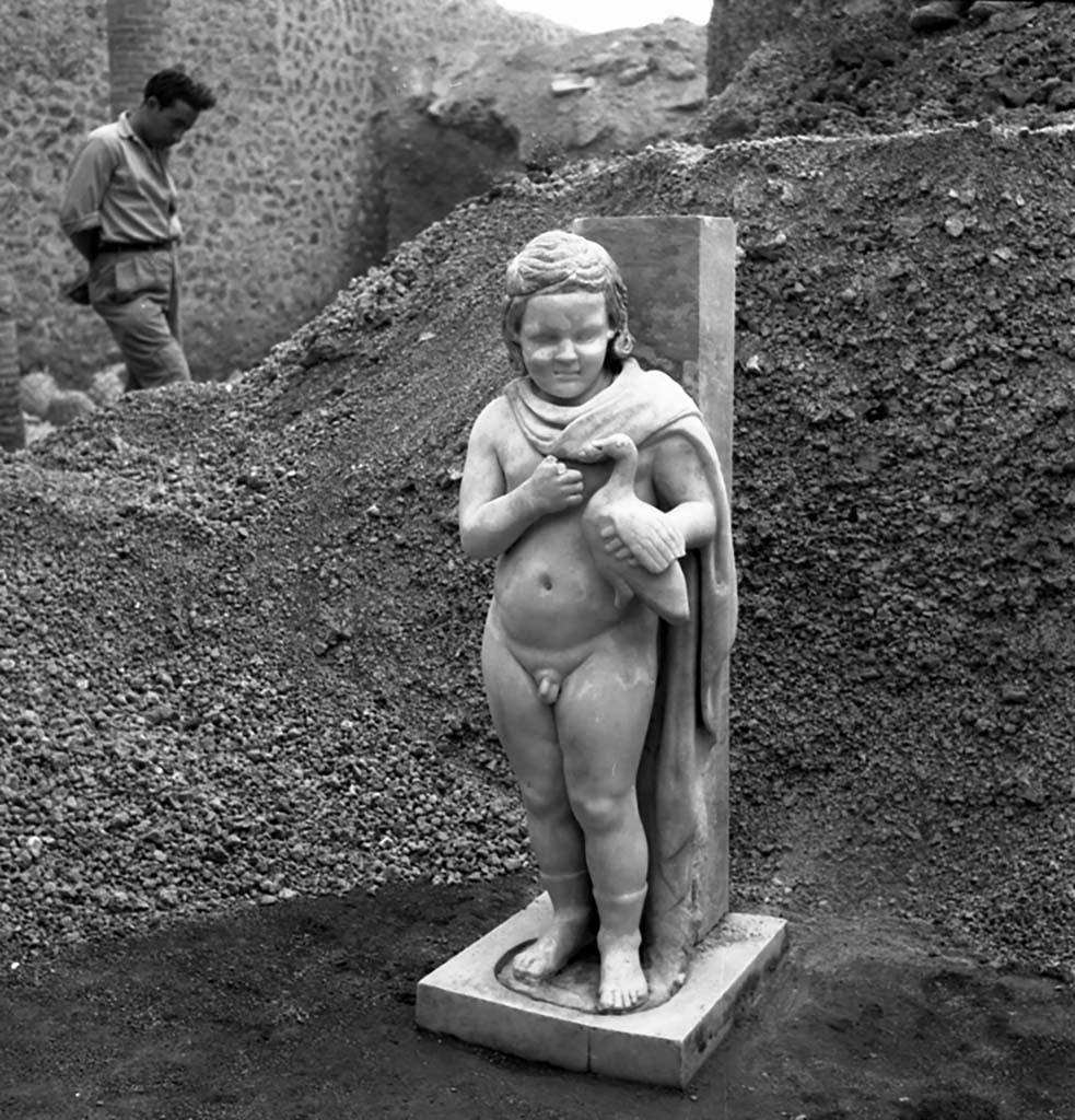 I.9.3 Pompeii. 1952. Room 6, garden area, north portico, during the excavation in 1952.
Statue of small boy with goose. SAP inventory number 20395.
Photograph courtesy of Soprintendenza Speciale per i Beni Archeologici di Napoli e Pompei.