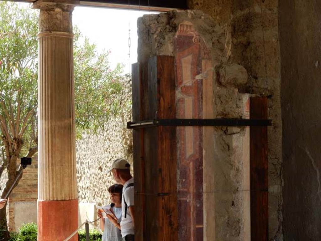 I.9.5 Pompeii, May 2018. Room 8, detail of fragment of upper floor wall, found in tablinum.
Photo courtesy of Buzz Ferebee.
