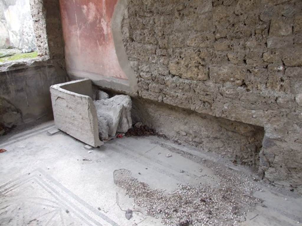 I.9.14 Pompeii. March 2009. Room 6. Tablinum. West wall, recess and plaster cast of furniture.