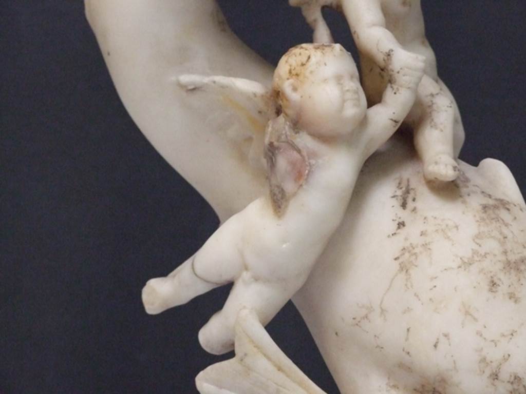 I.9.14 Pompeii. 2009. Marble fountain statuette. Two Amorini riding on dolphin.
Detail of a cupid. SAP inventory number 8128. Found in 1951.