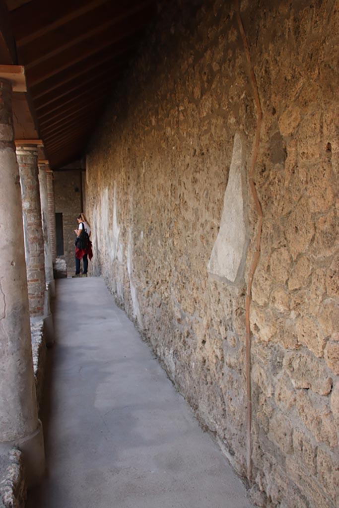 I.9.14 Pompeii. October 2022.
Room 1, looking south along colonnaded portico on west side of upper garden area. Photo courtesy of Klaus Heese.