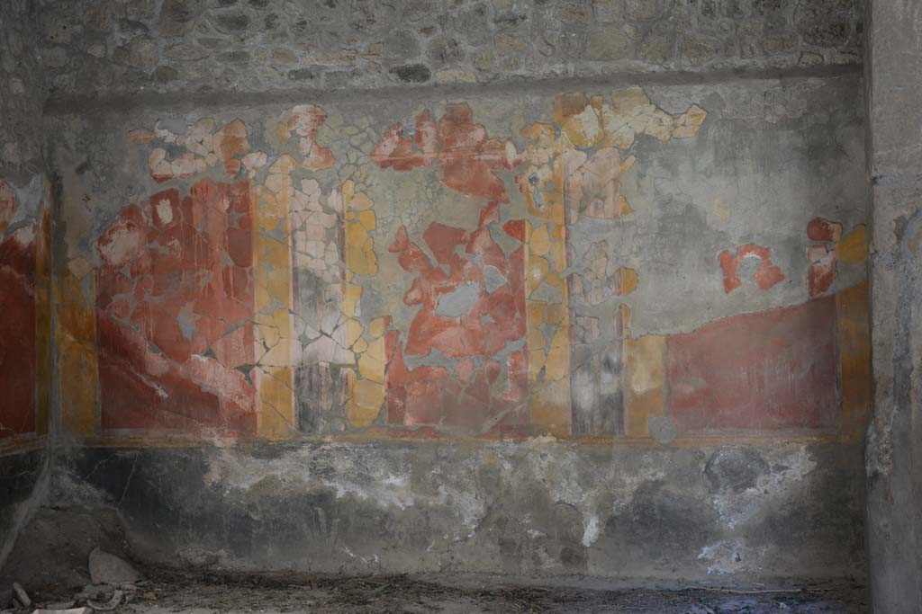 I.10.1 Pompeii. April 2017. Detail of south wall of tablinum, room 3. Photo courtesy Adrian Hielscher.