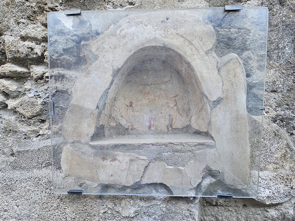 I.10.3, Pompeii. November 2024. Niche on east wall of fauces/entrance corridor. Photo courtesy of Annette Haug.